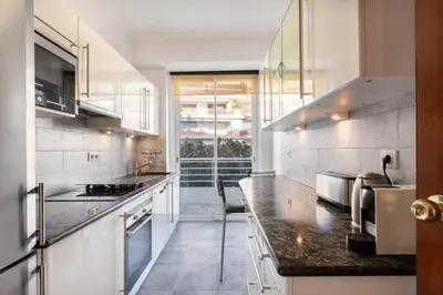 Cuisine ou kitchenette dans l'établissement ARM1 - Beau 2 pièces avec terrasse d'angle