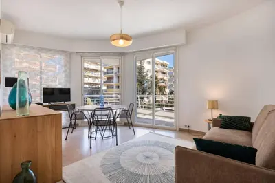Télévision ou salle de divertissement dans l'établissement ARM1 - Beau 2 pièces avec terrasse d'angle