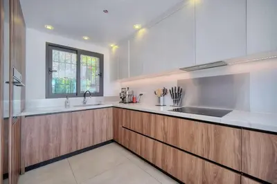 Cuisine ou kitchenette dans l'établissement Luxury Getaway - Modern Villa with pool and AC
