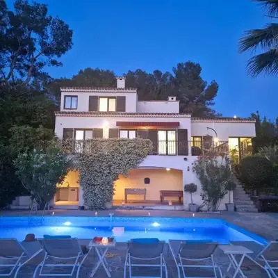 Luxury Getaway - Modern Villa with pool and AC