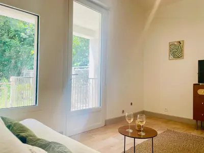 Télévision ou salle de divertissement dans l'établissement La Maison by Simone, la vrai