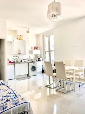 Cuisine ou kitchenette dans l'établissement Cannes plage 2 pièces Croisette centre ville
