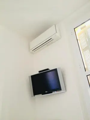 Télévision ou salle de divertissement dans l'établissement Cannes plage 2 pièces Croisette centre ville