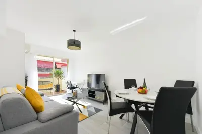 Coin salon dans l'établissement Apartment with Terrace walk to Beaches & Shopping