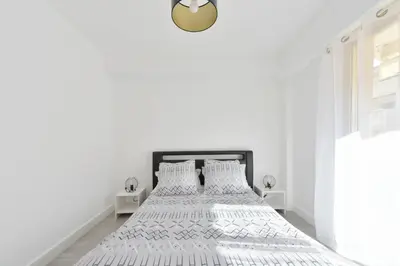 Un ou plusieurs lits dans un hébergement de l'établissement Apartment with Terrace walk to Beaches & Shopping