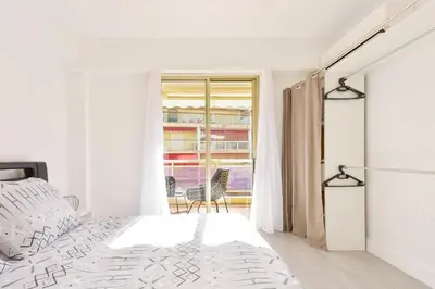 Un ou plusieurs lits dans un hébergement de l'établissement Apartment with Terrace walk to Beaches & Shopping