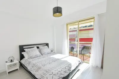 Un ou plusieurs lits dans un hébergement de l'établissement Apartment with Terrace walk to Beaches & Shopping
