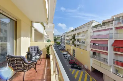 Balcon ou terrasse dans l'établissement Apartment with Terrace walk to Beaches & Shopping