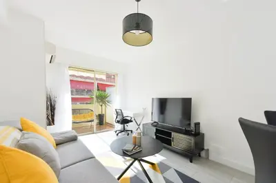 Télévision ou salle de divertissement dans l'établissement Apartment with Terrace walk to Beaches & Shopping