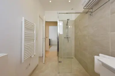 Salle de bains dans l'établissement 1-bedroom apartment walk to beach garage
