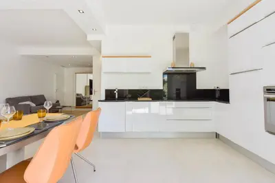 Cuisine ou kitchenette dans l'établissement 1-bedroom apartment walk to beach garage