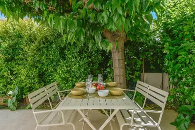 Jardin de l'établissement 1-bedroom apartment walk to beach garage