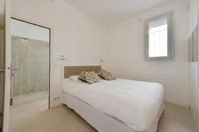 Un ou plusieurs lits dans un hébergement de l'établissement 1-bedroom apartment walk to beach garage