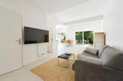 Télévision ou salle de divertissement dans l'établissement 1-bedroom apartment walk to beach garage