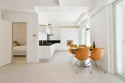 Cuisine ou kitchenette dans l'établissement 1-bedroom apartment walk to beach garage