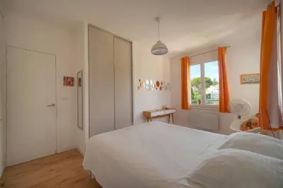Un ou plusieurs lits dans un hébergement de l'établissement FRGK Isola Bella ' 2BDR WIFI HIGH SPEED AC '