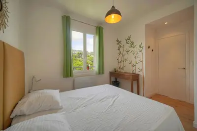 Un ou plusieurs lits dans un hébergement de l'établissement FRGK Isola Bella ' 2BDR WIFI HIGH SPEED AC '