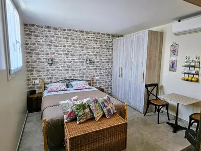 Un ou plusieurs lits dans un hébergement de l'établissement Charmant studio près de la plage avec jacuzzi et terrasse privative