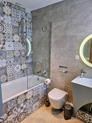 Salle de bains dans l'établissement Charmant studio près de la plage avec jacuzzi et terrasse privative