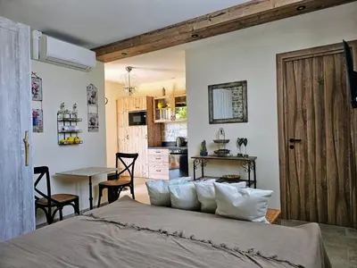 Cuisine ou kitchenette dans l'établissement Charmant studio près de la plage avec jacuzzi et terrasse privative