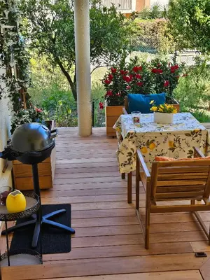 Jardin de l'établissement Charmant studio près de la plage avec jacuzzi et terrasse privative