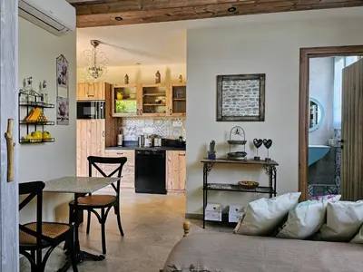 Cuisine ou kitchenette dans l'établissement Charmant studio près de la plage avec jacuzzi et terrasse privative