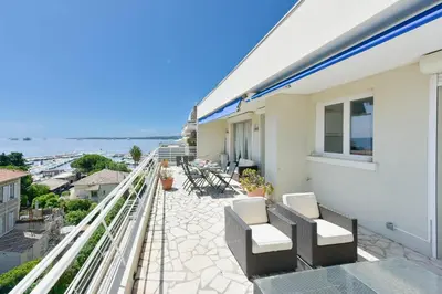 Balcon ou terrasse dans l'établissement Cozy top-floor 2-Br apartment terrace and sea view