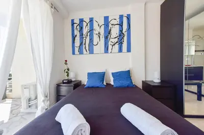 Un ou plusieurs lits dans un hébergement de l'établissement Cozy top-floor 2-Br apartment terrace and sea view