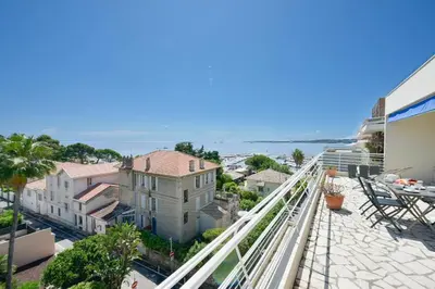 Balcon ou terrasse dans l'établissement Cozy top-floor 2-Br apartment terrace and sea view