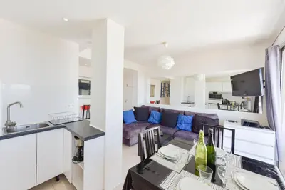Cuisine ou kitchenette dans l'établissement Cozy top-floor 2-Br apartment terrace and sea view