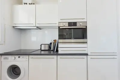 Cuisine ou kitchenette dans l'établissement Cozy top-floor 2-Br apartment terrace and sea view