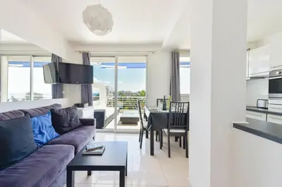 Cuisine ou kitchenette dans l'établissement Cozy top-floor 2-Br apartment terrace and sea view