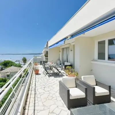 Cozy top-floor 2-Br apartment terrace and sea view