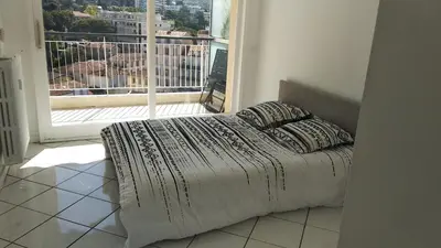 Un ou plusieurs lits dans un hébergement de l'établissement Beau 2 pièces centre de Cannes idéal congres et vacances