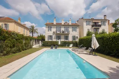 Piscine de l'établissement LB Vacation Rentals I Beautiful, Renovated Duplex with Swimming Pool ou située à proximité