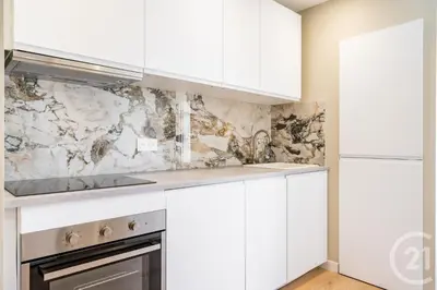 Cuisine ou kitchenette dans l'établissement Modern Appartment, Central, 10 Min Walk to Beach
