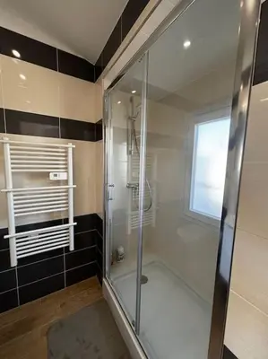 Salle de bains dans l'établissement ROOFTOP vue mer