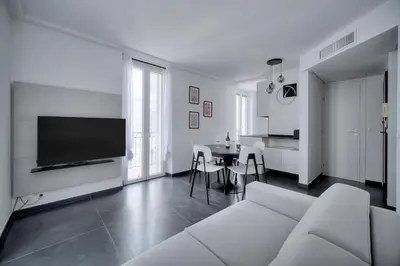 Télévision ou salle de divertissement dans l'établissement Design 2 pièces CARRE D'OR -COEUR DE CANNES A1B205