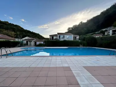 Piscine de l'établissement L'Esmeralda - Maisonnette de vacances ou située à proximité