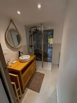 Salle de bains dans l'établissement L'Esmeralda - Maisonnette de vacances
