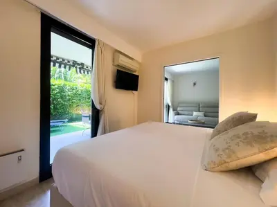 Un ou plusieurs lits dans un hébergement de l'établissement Cocon paradisiaque avec piscine, terrasse, jardin au calme absolu