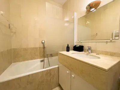 Salle de bains dans l'établissement Cocon paradisiaque avec piscine, terrasse, jardin au calme absolu