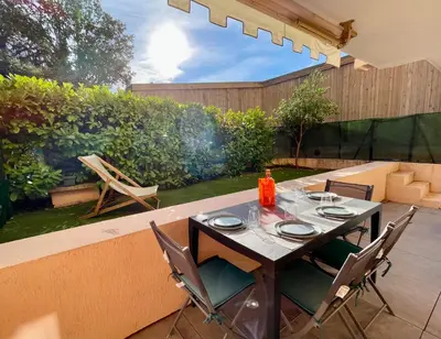 Jardin de l'établissement Appartement 2 pièces avec un jardin privatif