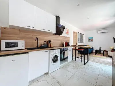 Cuisine ou kitchenette dans l'établissement Appartement cosy et climatisé proche mer