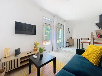 Télévision ou salle de divertissement dans l'établissement Appartement cosy et climatisé proche mer