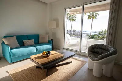 Coin salon dans l'établissement Modern 1-bedroom apartment with sea view on La Croisette