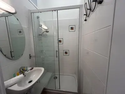 Salle de bains dans l'établissement A004 - Bright apt Rue d'Antibes at 300m from beach Croisette