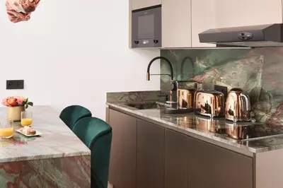 Cuisine ou kitchenette dans l'établissement Le XV Cannes