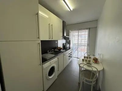 Cuisine ou kitchenette dans l'établissement Charmant 2P Cannes PEL1900