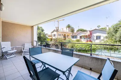 Balcon ou terrasse dans l'établissement Charming apartment with balcony-pool - Cannes